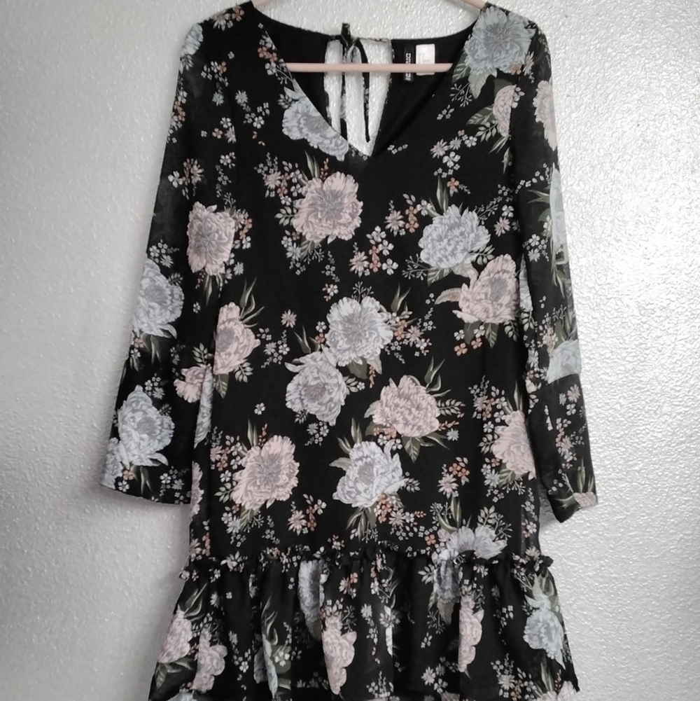 H&M Divided  Boho Black Floral 3/4 Sleeve Shift Dress Ruffle Edge. Size 4